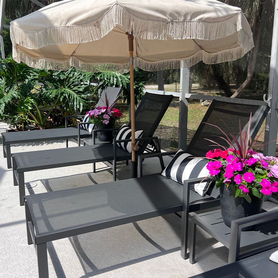 PURPLE LEAF Aluminum Outdoor Chaise Lounge with Wheels and Armrests for Pool Backyard Beach